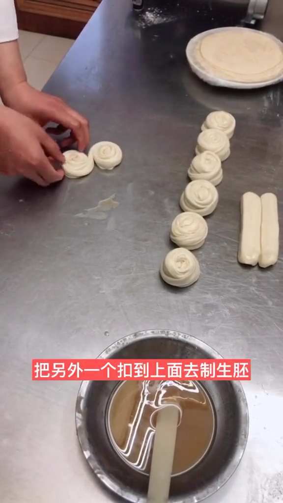 台湾手抓饼,面粉1斤加5克盐,30克黄油,150克开水先烫一下面再加150克凉水