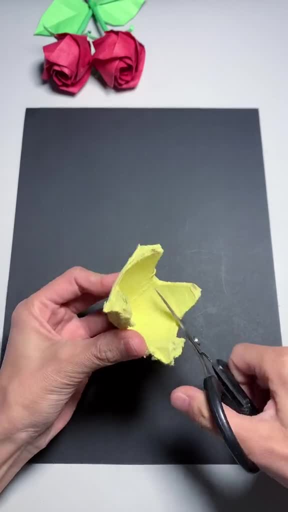 #手工制作#下雪了,我把妈妈扔掉的鸡蛋托做成了小金鱼,年年有鱼呀