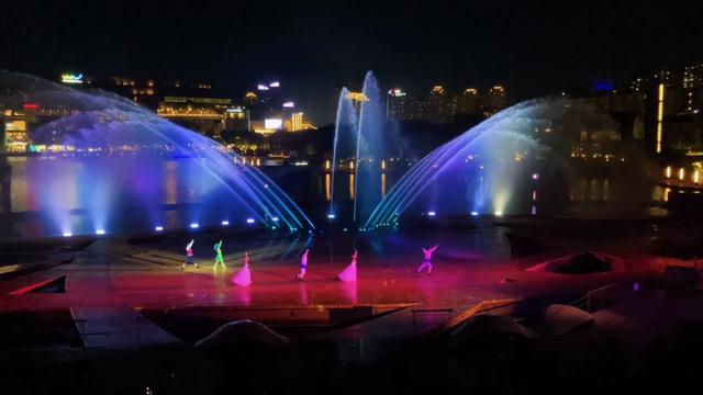 去过就会爱上的地方 白天可以各种探店 晚上可以看烟花 水秀 今晚还有#啤酒节 #烟火人间 
