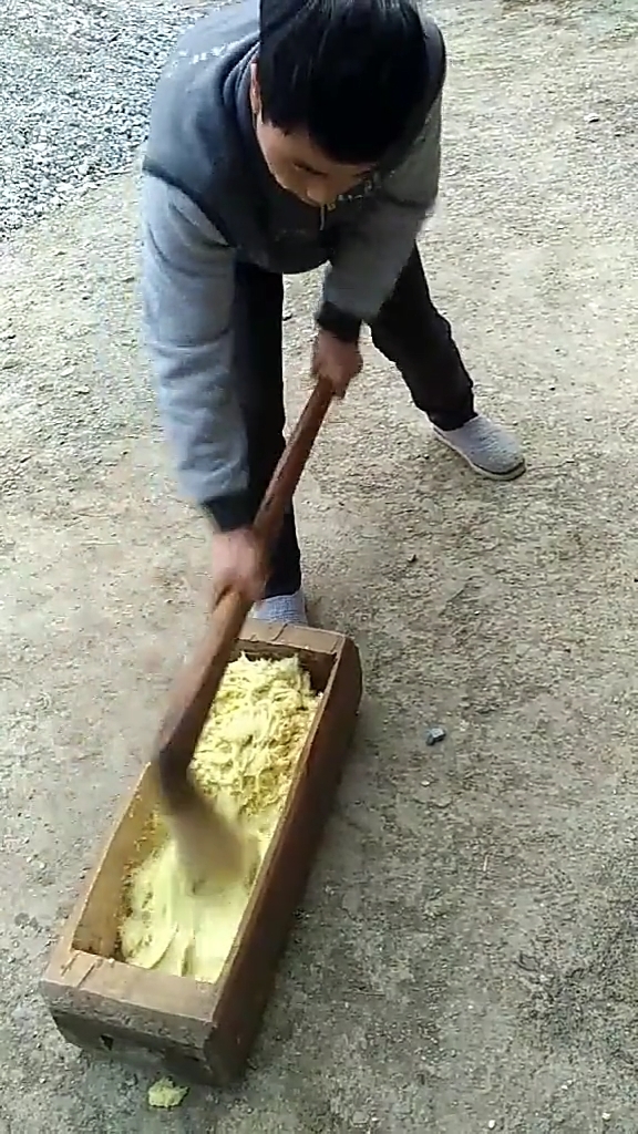 #最爱之城#看看我哥又做洋芋糍粑了