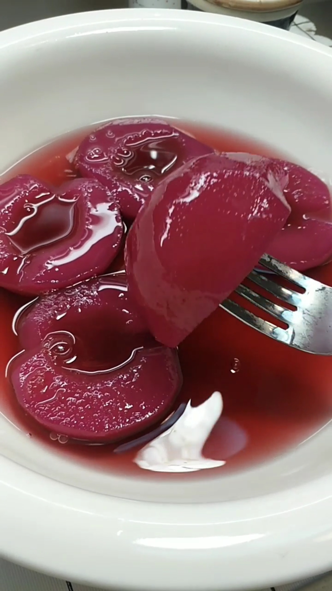 #最美家常菜#红酒雪梨具有清火润喉，滋补养颜的功效。