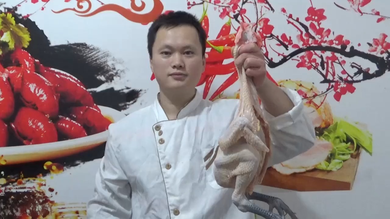 大厨教你爆炒辣子鸡的正确做法,香辣过瘾又解馋,吃一口满嘴香!