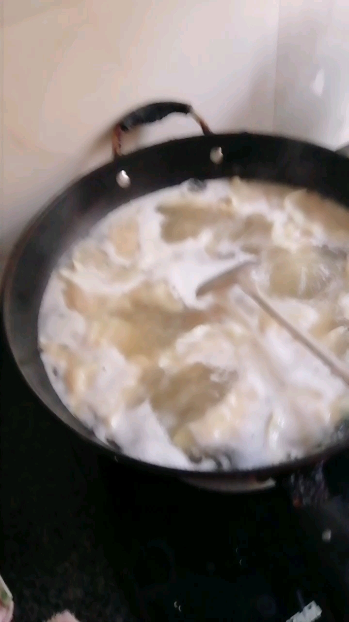 吃着刚包好的饺子～