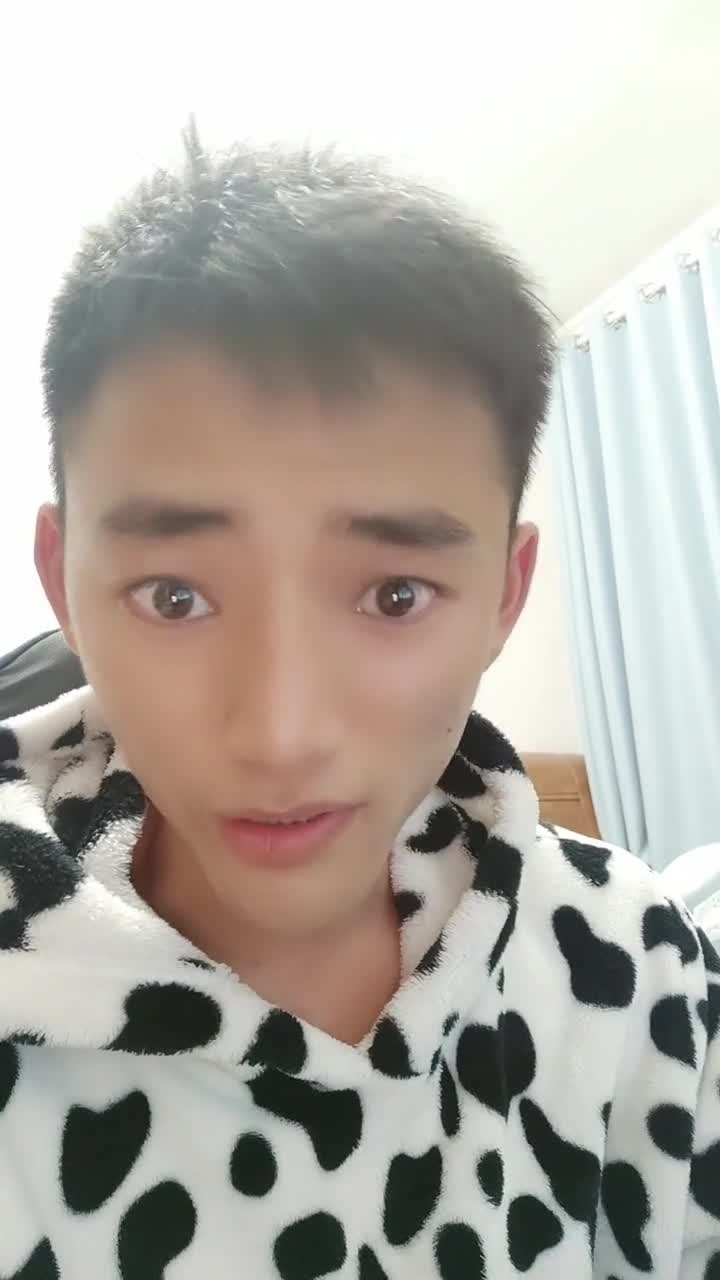 去年我过生时,有人说要送我蛋糕,把公屏打在生日快乐上面!#爱笑的男孩