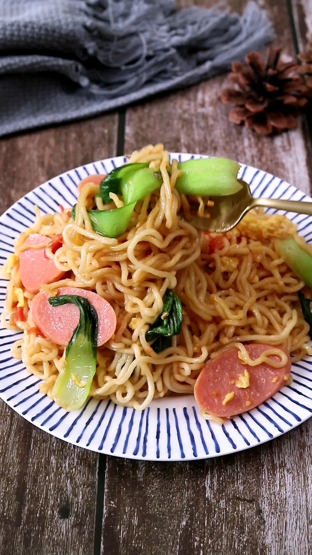 #食神大PK#炒方便面 适合深夜放毒的你