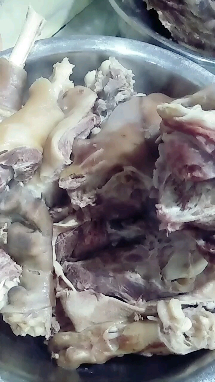 新烀的狗肉出锅了