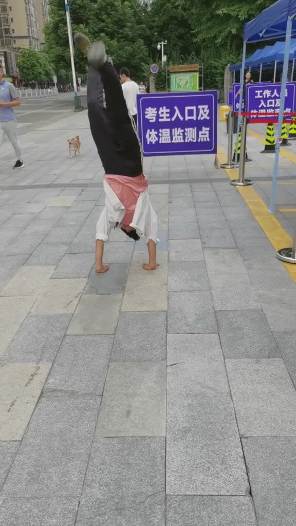 昨晚陪小孩到九点不知道他现在怎么样晚上做一夜梦梦见我会飞梦见我穿反一条短裤在外面梦见小孩叫