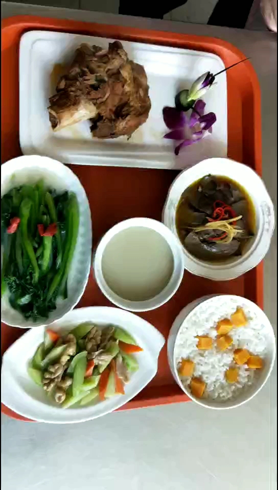 酱香棒骨、 麻油猪心、 芥兰炒桃仁、 浓汤菜心、 黄豆猪脚汤、 红薯蒸米、