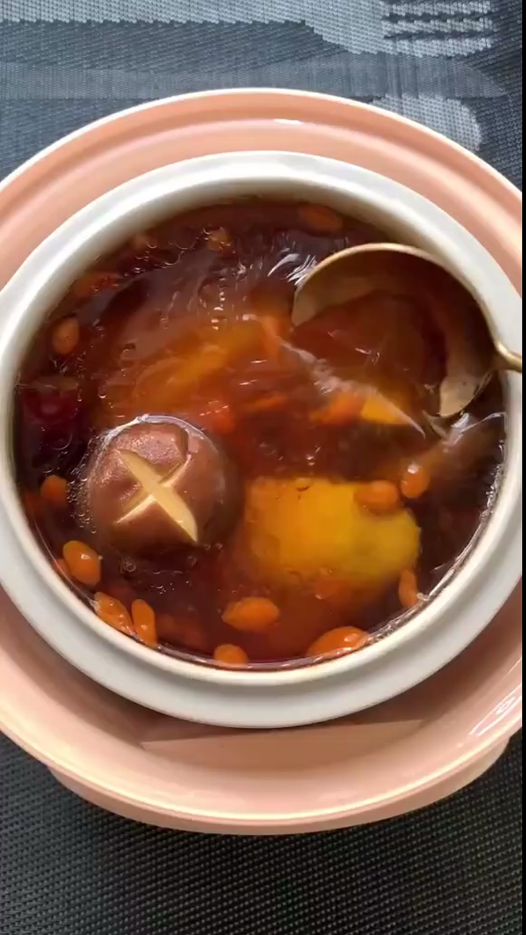 #自制家庭美食# 晚餐吃什么,来煲一个很有营养的汤吧