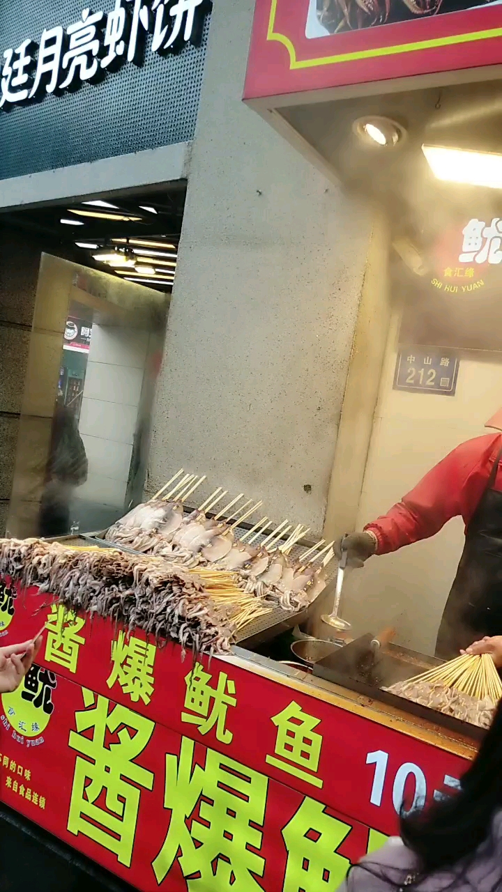 这里的小吃太多了,每一家都需要排队,好长的队
