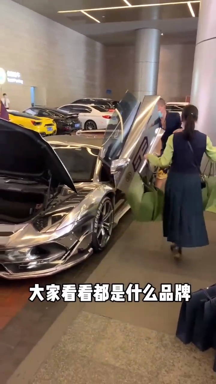 这才是真正的广东土豪,脚上穿的拖鞋2000多,地上十几袋名品我震惊了!