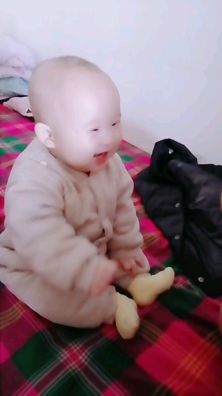 想吃小馒头,给他爸爸笑不停!