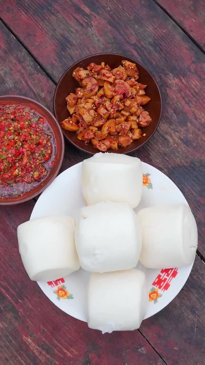 早餐就要这样吃,稀饭,馒头配上嘎嘣脆的萝卜和开胃的彩椒,越吃越想吃