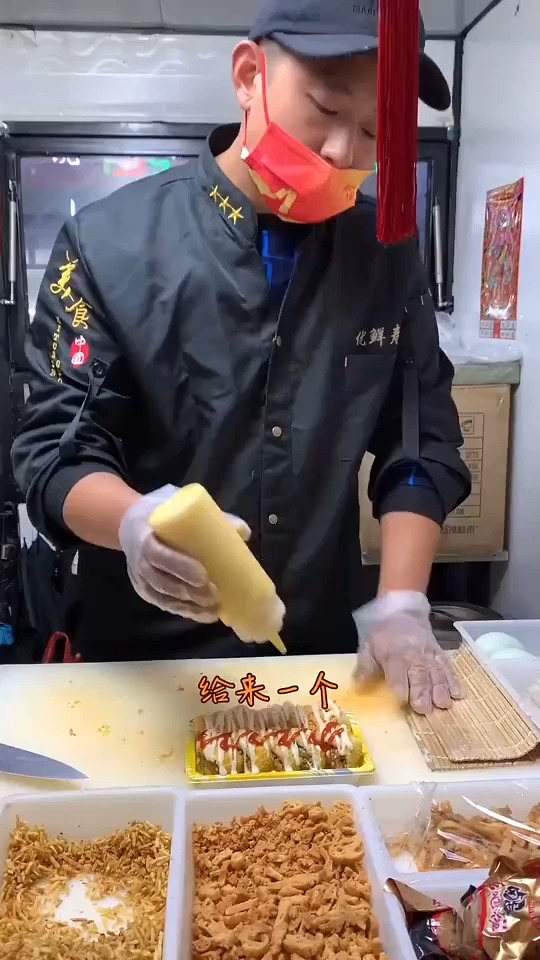 乐客城夜市的蛋黄肉松双拼寿司,量超足很好吃
