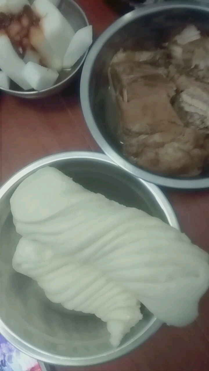 开饭了:肘子肉  素炒圆菜头  炸带鱼  白萝卜沾酱  花卷配稀饭。