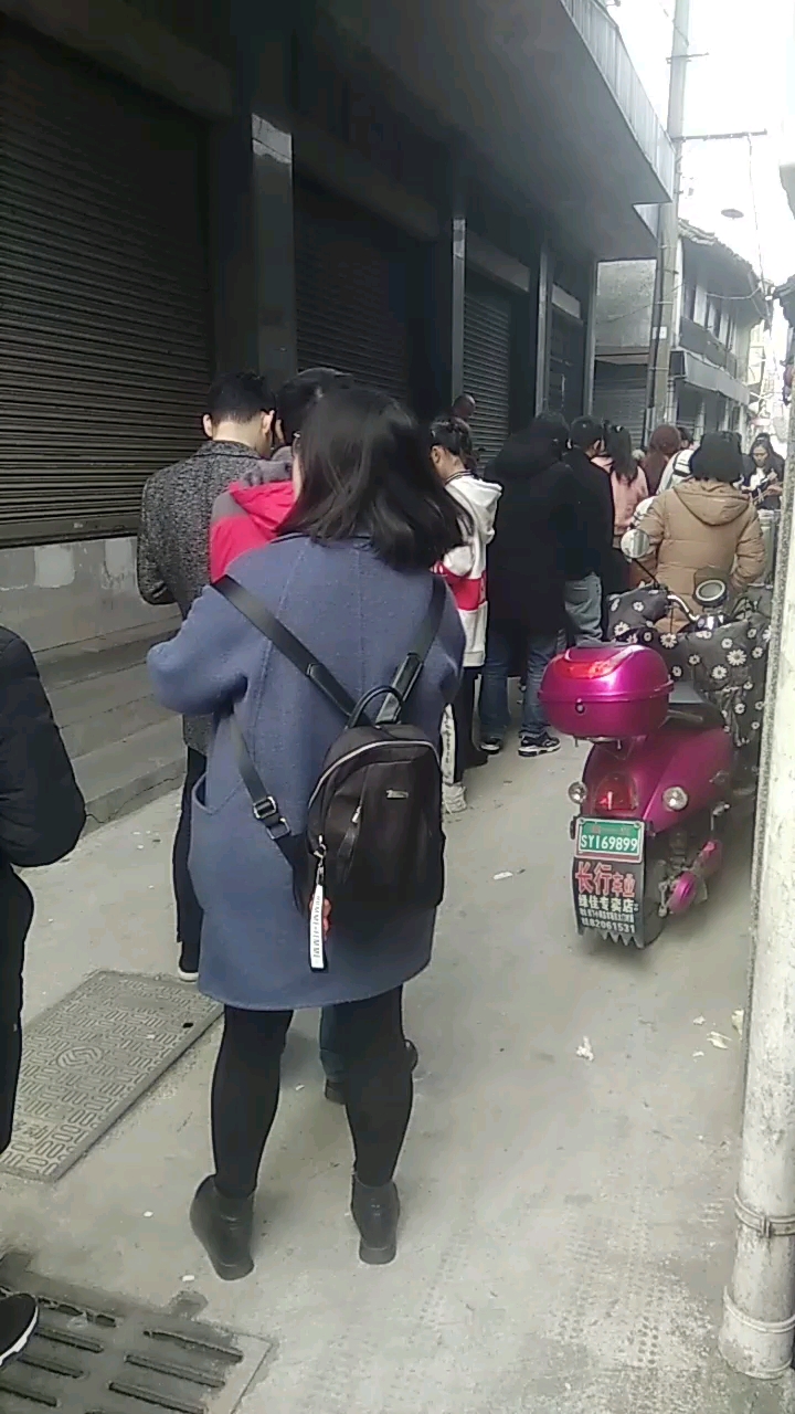 崧厦臭豆腐,排了半小时队伍了,还有这么多的人