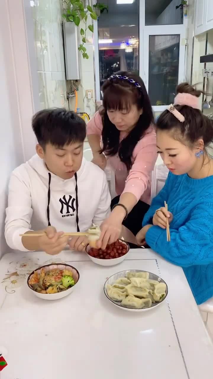 这是什么意思?一盘红枣,一盘鸡蛋!