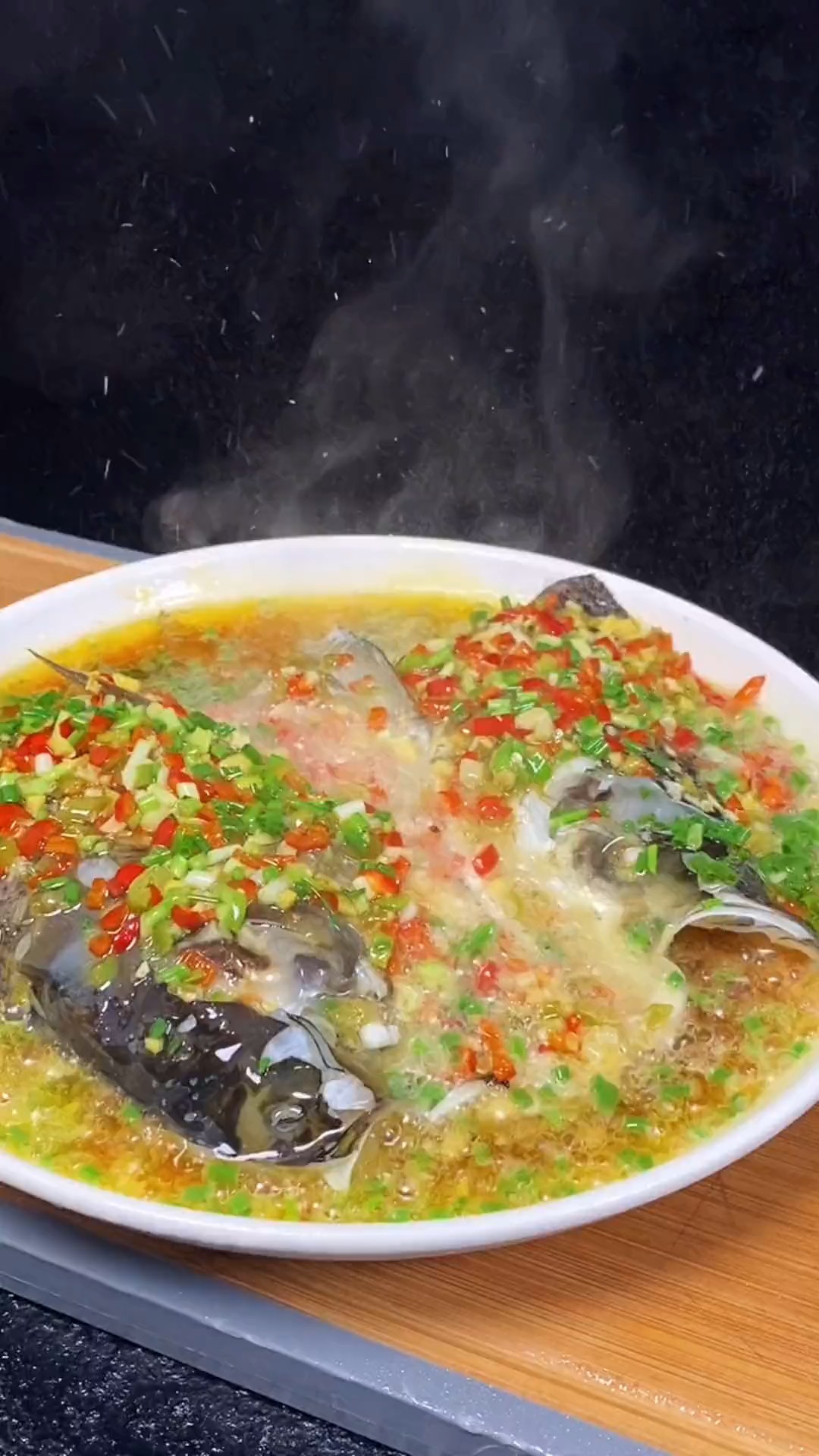 #美食#很多人在家做剁椒鱼头,不是鱼头太腥就是鱼肉太咸,那是你们蒸鱼头的剁椒没熬好