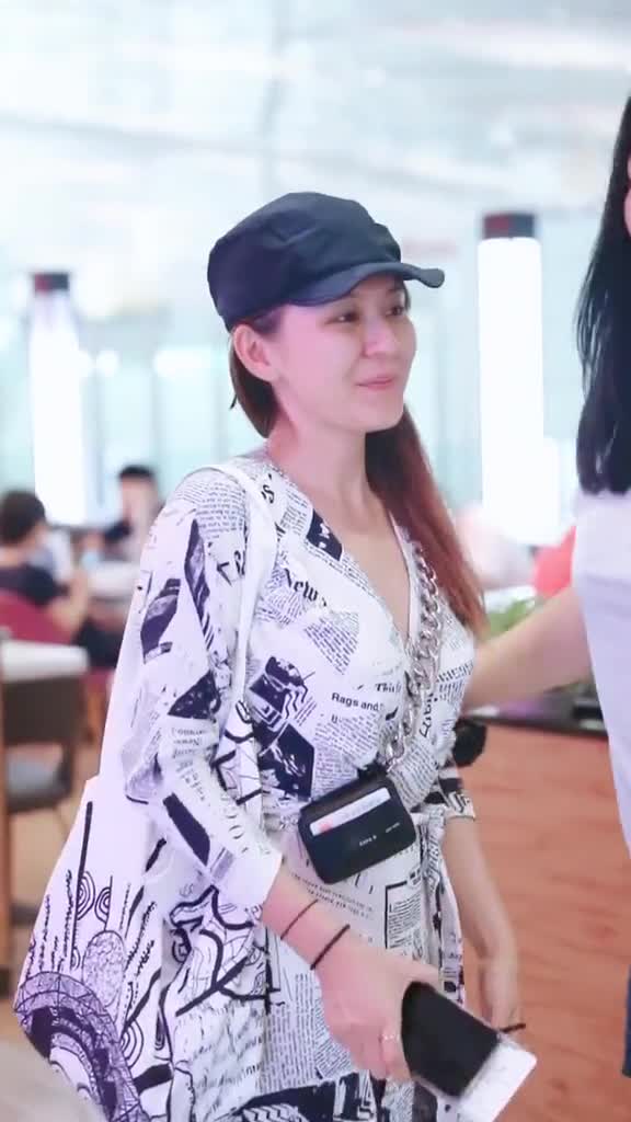 今日街拍:热依扎。快来看看女明星纯素颜的样子吧。没化妆都会和粉丝合影,人挺好的。#热依扎机
