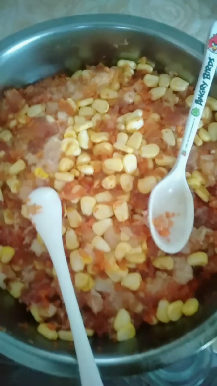 放学了,小朋友在包饺子,自己包的自己吃。喜欢小朋友包的饺子就点个赞哦。