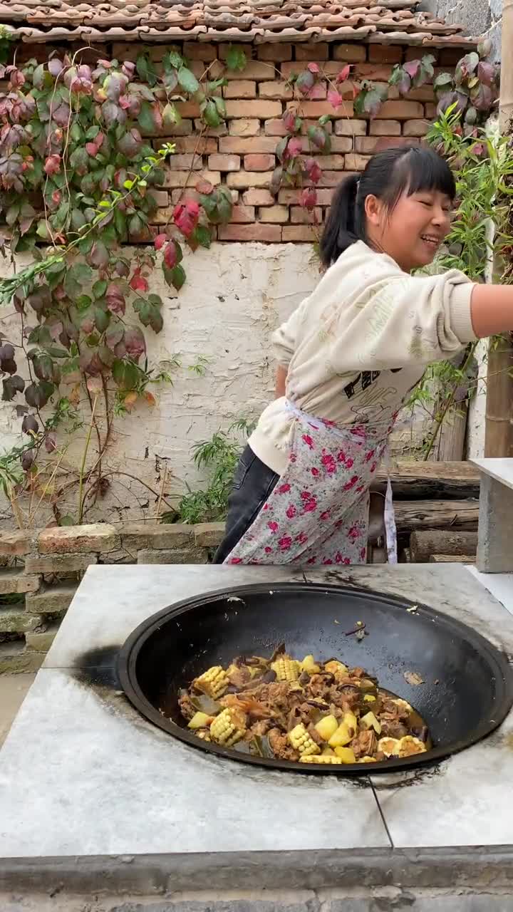 若要问家乡美食是什么,我肯定会说就是排骨小鸡蘑菇海带一锅炖,美味#云游家乡#我的家乡在山东