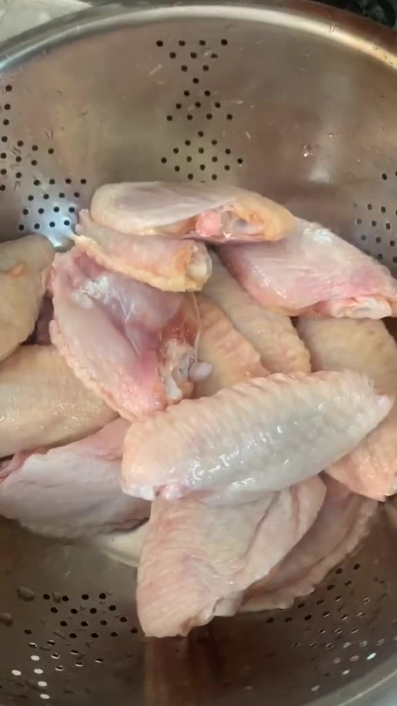 周末给孩子做她们喜欢的可乐鸡翅,卤鸡脚!简单自制美食