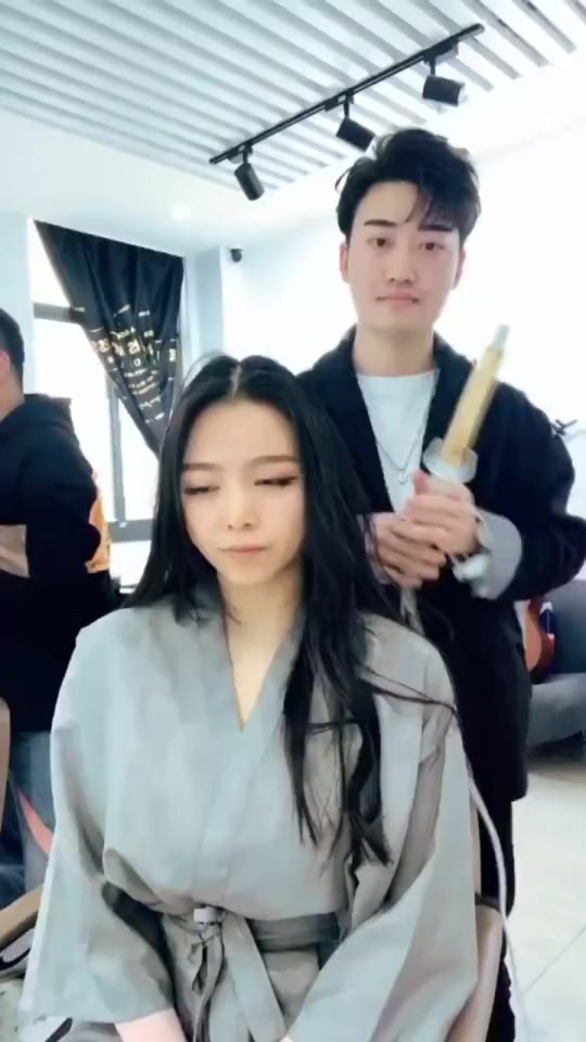 #搞笑段子#做个头发还被发型师撩了