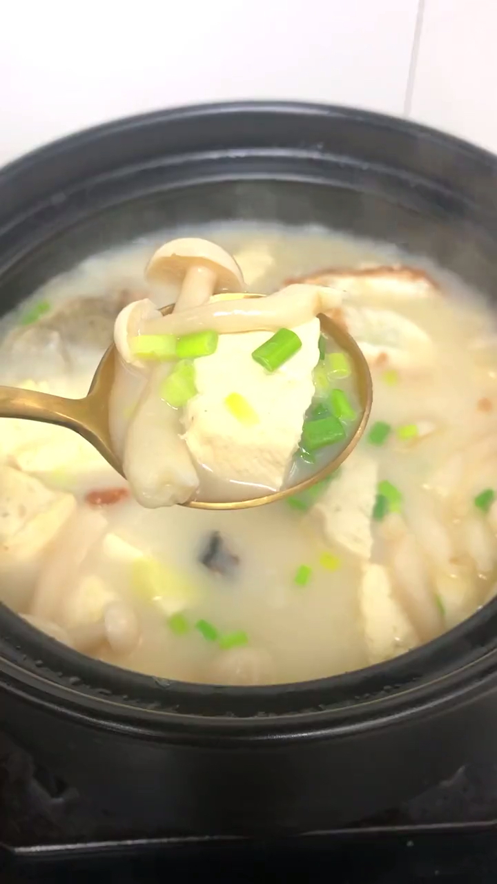 #过了腊八就是年#鲜美鲤鱼豆腐菌菇汤,做法qiao简单