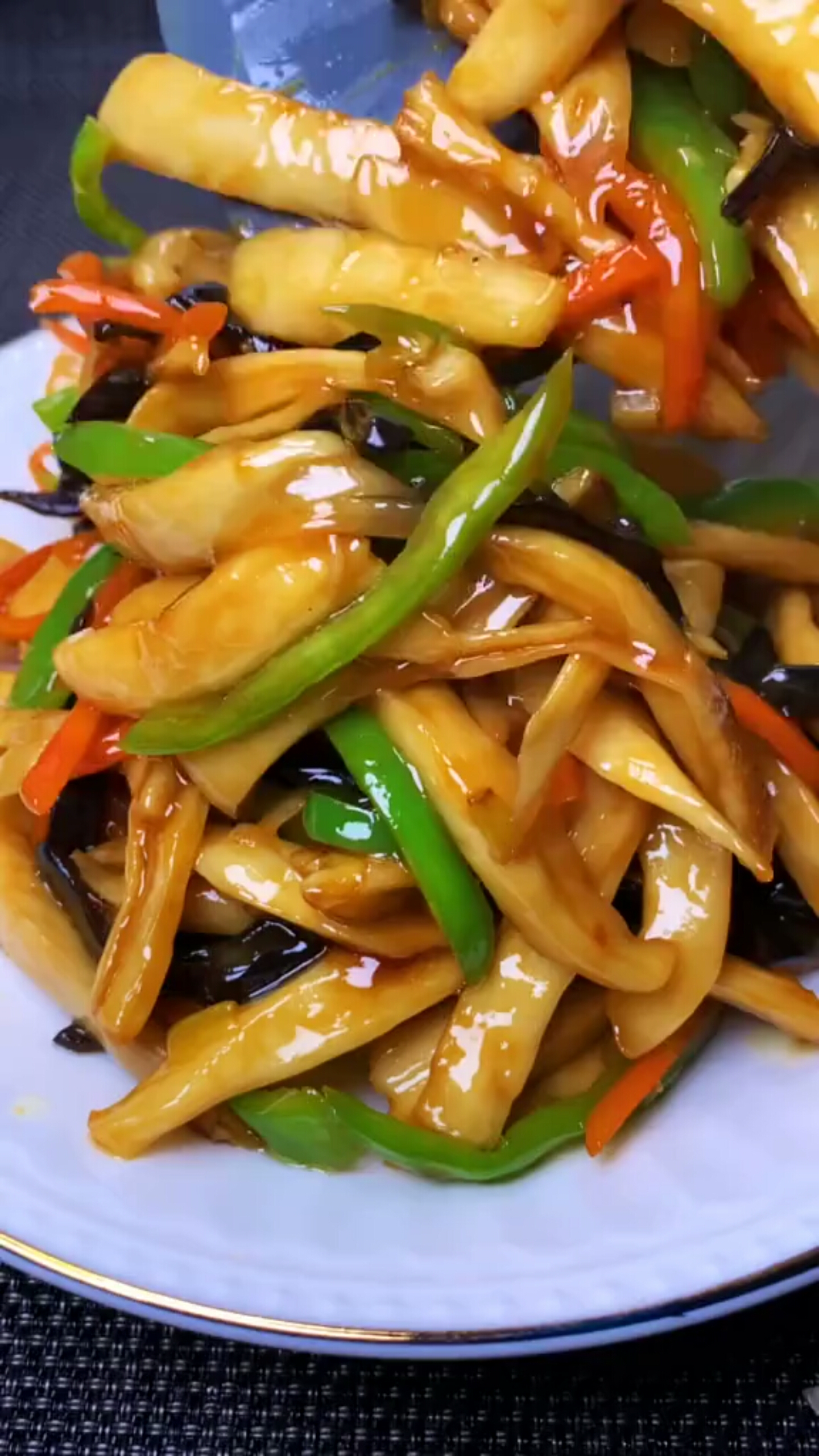 《什锦杏鲍菇》青椒,红椒,胡萝卜,杏鲍菇,,,,详细教程一看就会谢谢支持!