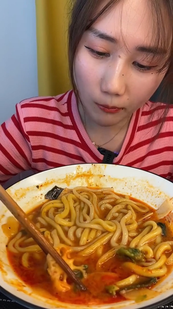 #我要上热门#黏糊大碗麻辣烫安排上啦!  好吃又麻又辣,没吃过的一定要尝试一下!