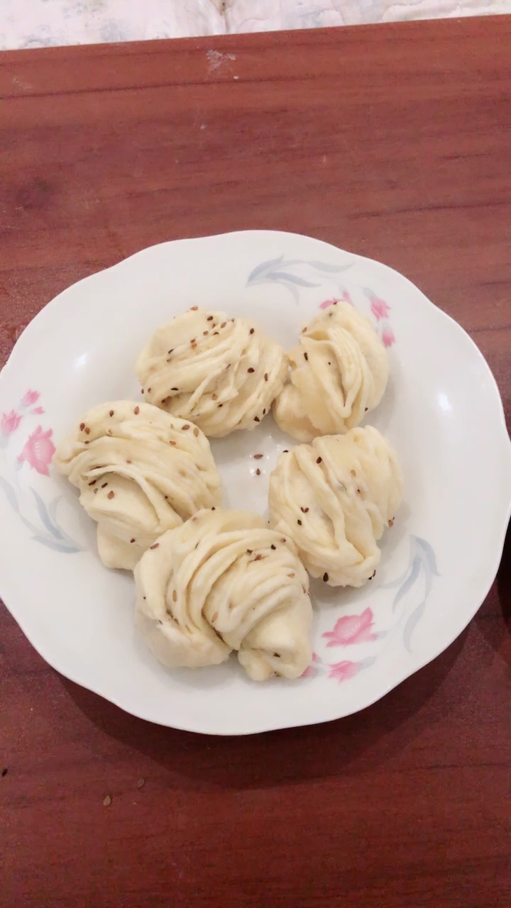 第一次努力的学习做包子,只为了让孩子能吃好点,可牛肉香菇馅做的不香,有点郁闷