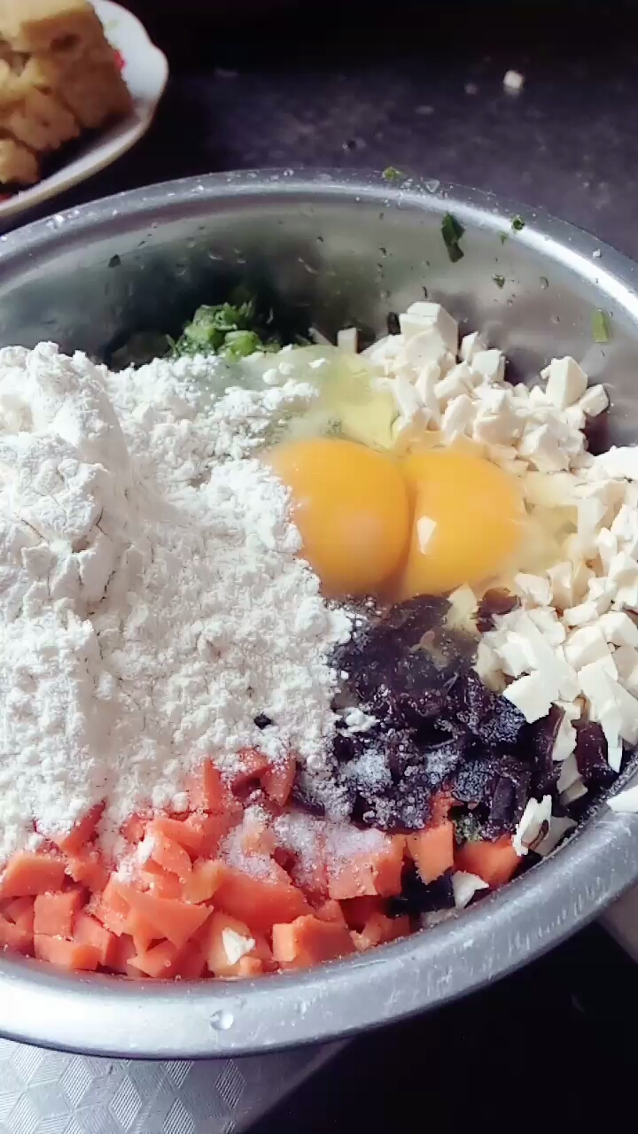 五色蔬菜饼,胡萝卜芹菜西葫木耳豆腐加鸡蛋全麦面粉做成