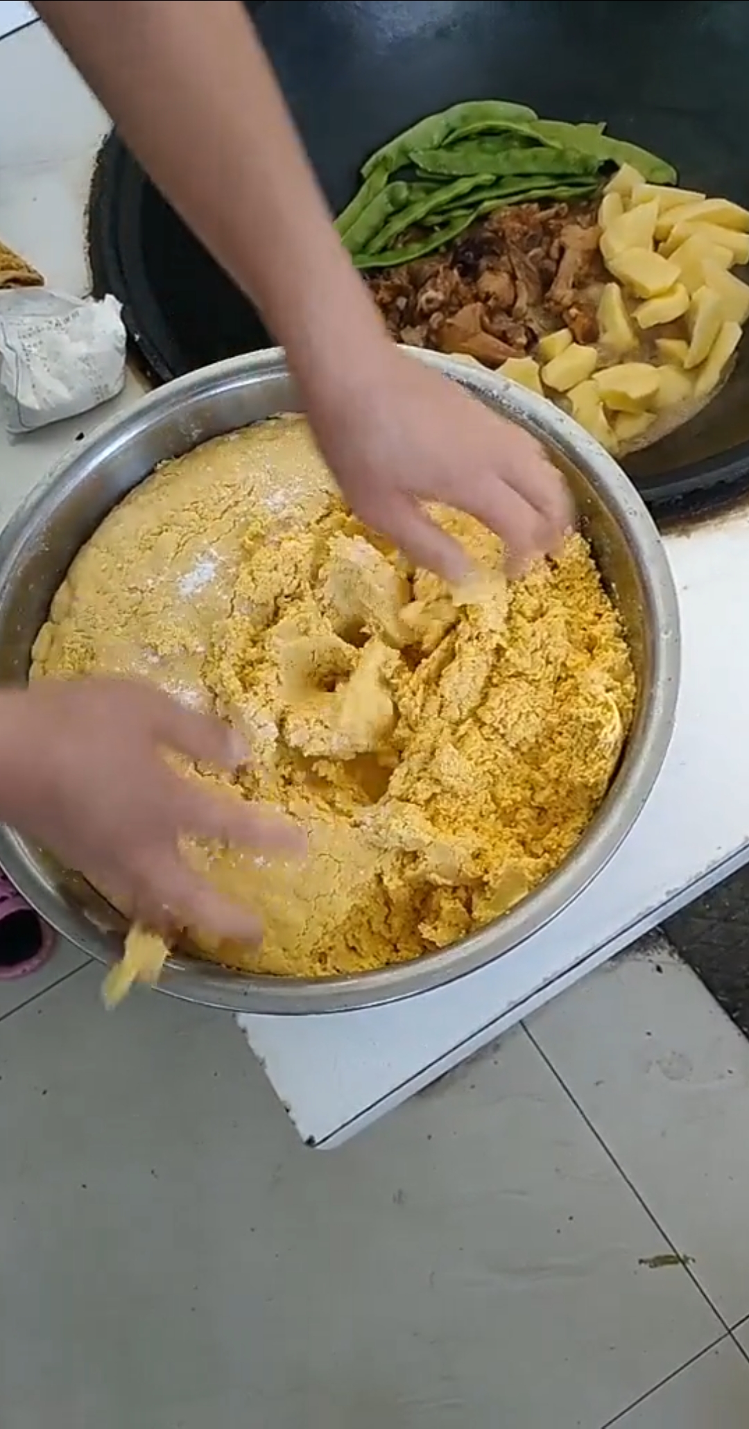 玉米面发好了,放点小苏打。做出的饼子特别好吃!
