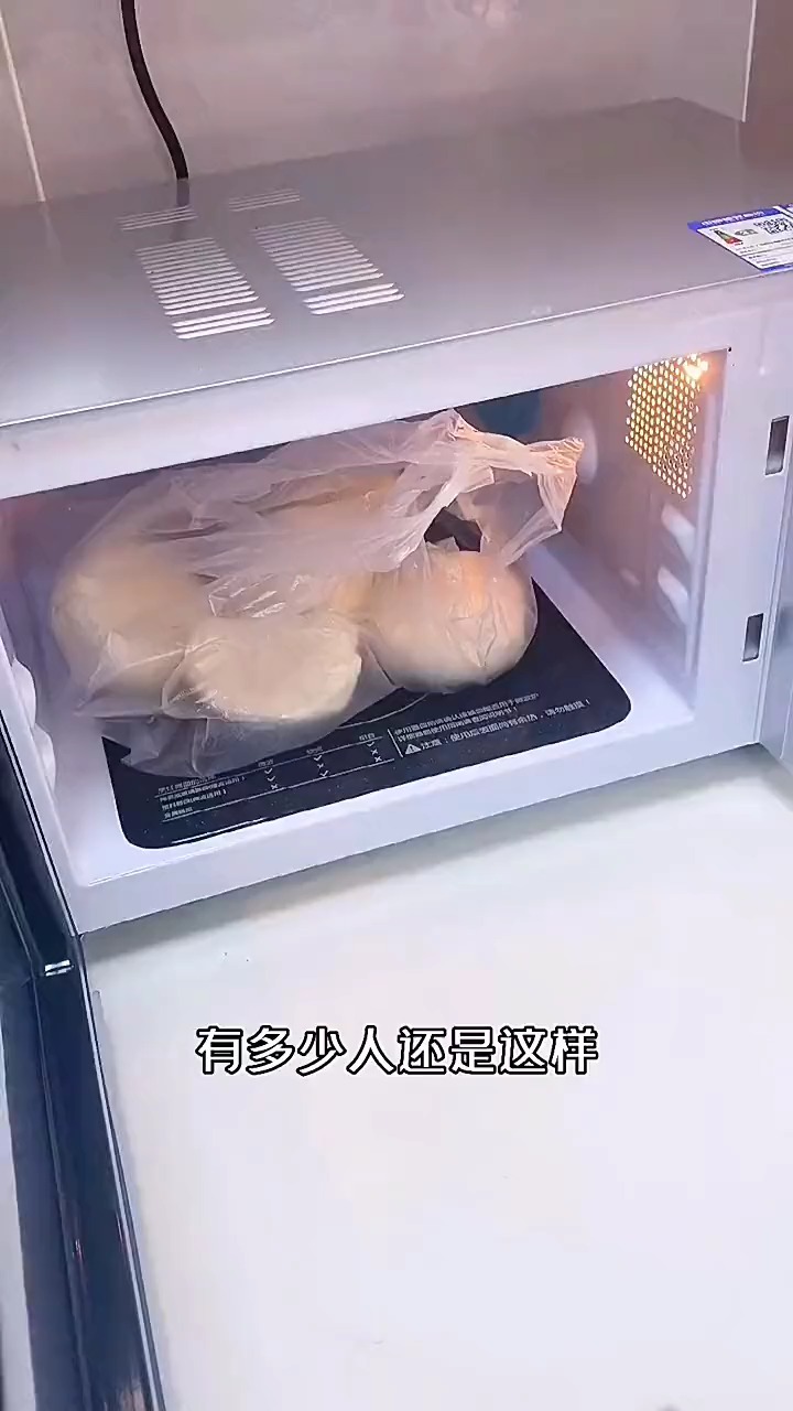微波炉热馒头就要用这个微波炉蒸笼,不影响口感,还能锁住水分,
