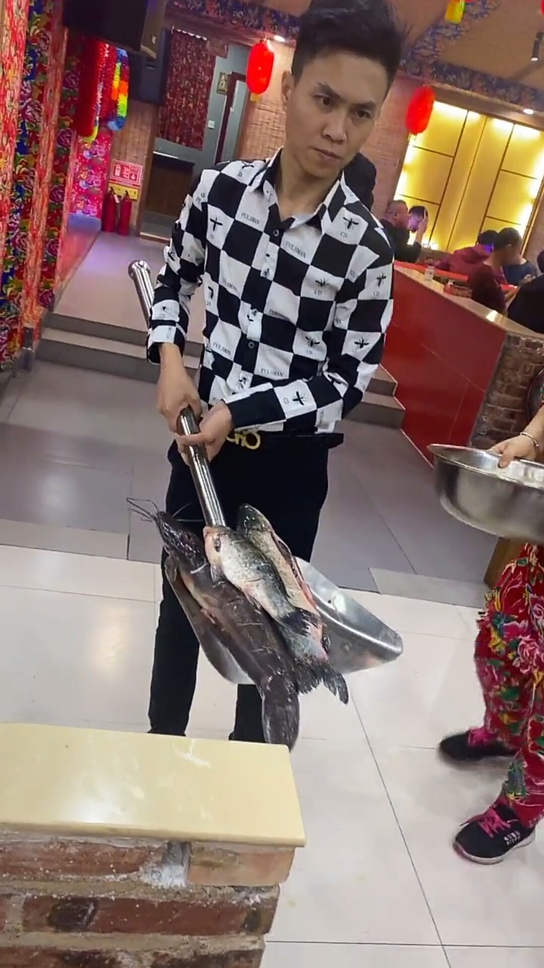 大铁锹上鱼了!