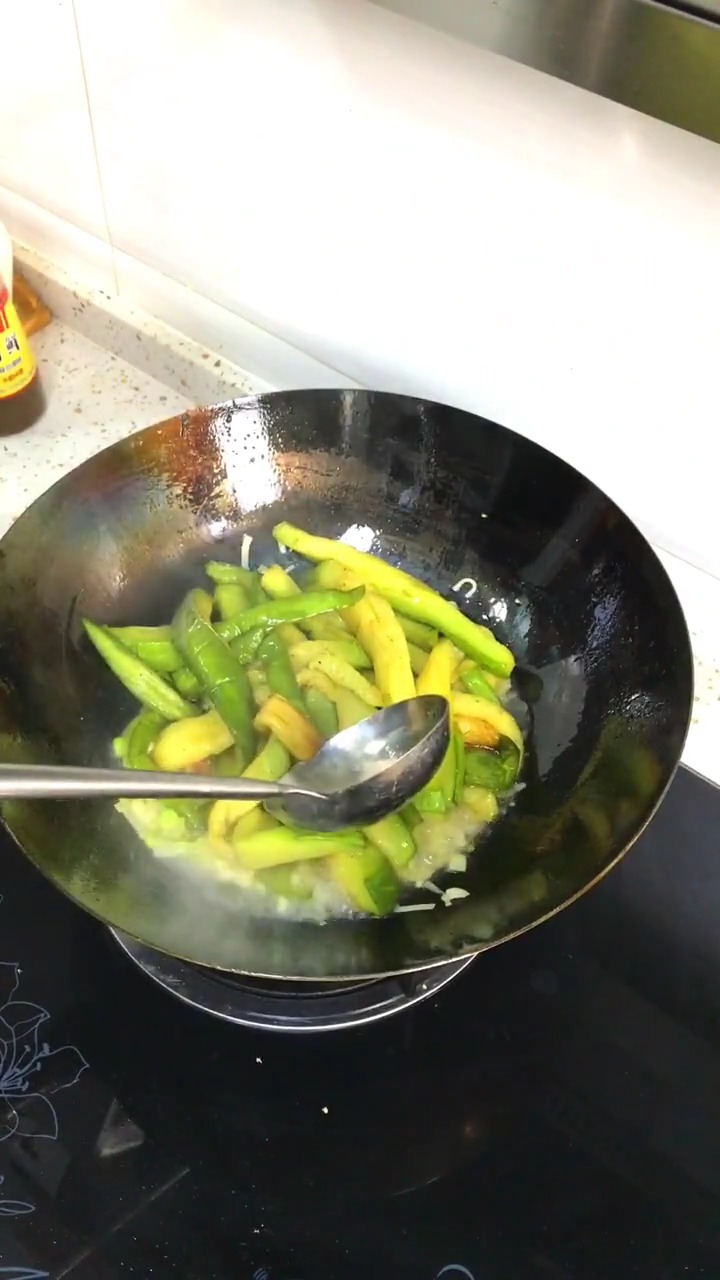 今天做了一道鱼香茄条,用我们东北的大绿茄子,酸甜带辣味扮米饭超好吃