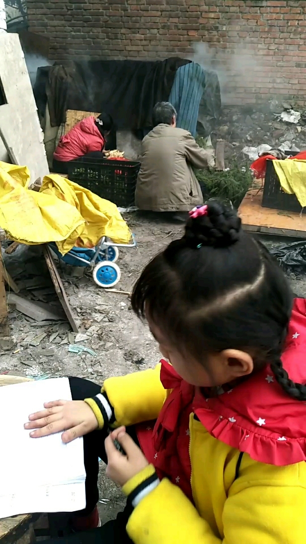 为了薰个香肠全家总动员!