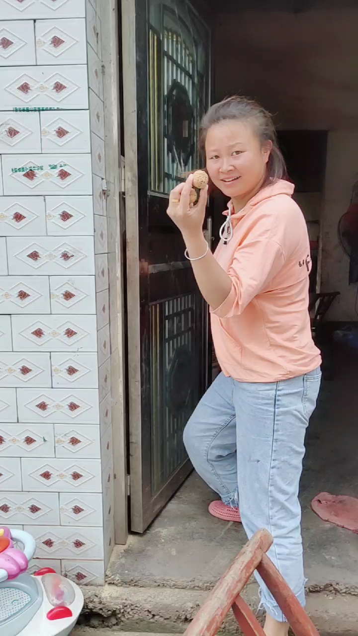 婆婆叫我给她剥三个核桃。用门夹。既干净又好吃。