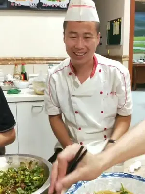 兄弟们这两天忙屎了!老板买的鱼凉拌生鱼!东北人爱吃生鱼!不知道南方朋友爱吃不?生鱼喝酒真是