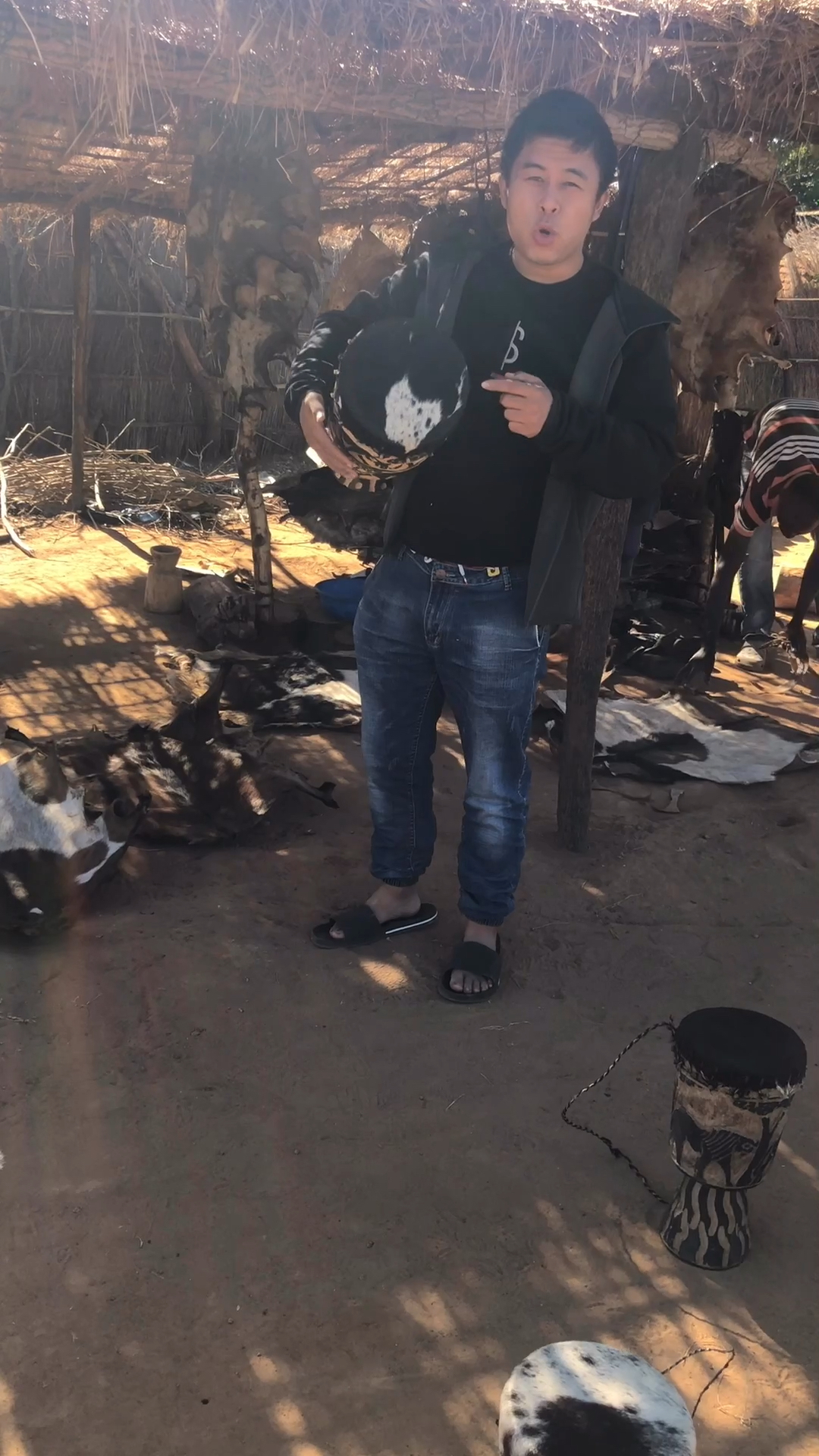 非洲的纯手工工艺品,非洲手鼓,上面手工刻制非洲野生动物图案,纯手工羊皮鼓面,手工