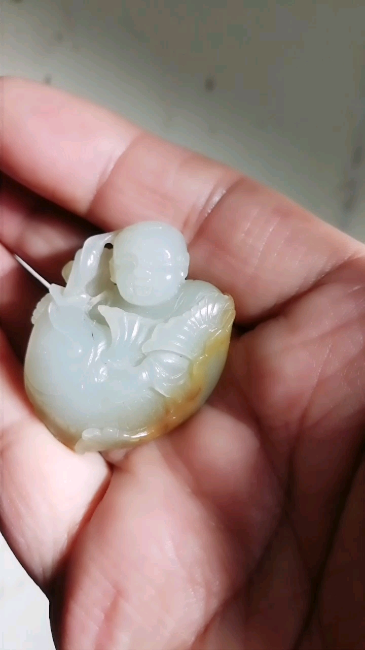 和田玉籽料童子抱鲤鱼