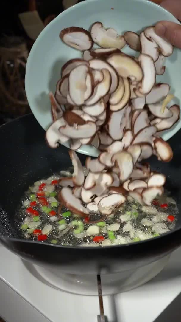 #我要上热门#这是我家一周吃好多次的下饭素菜,每次做香菇炒蛋都要吃好几碗米饭!跟着学做菜