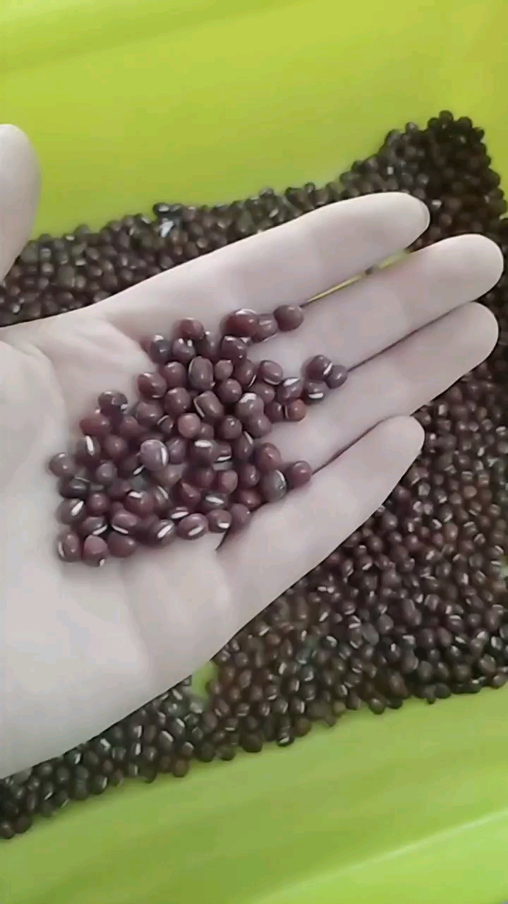 品名:红豆 小偏方:红豆对于女性来说堪比人参,补血的好食材,红豆薏米粥+红枣 