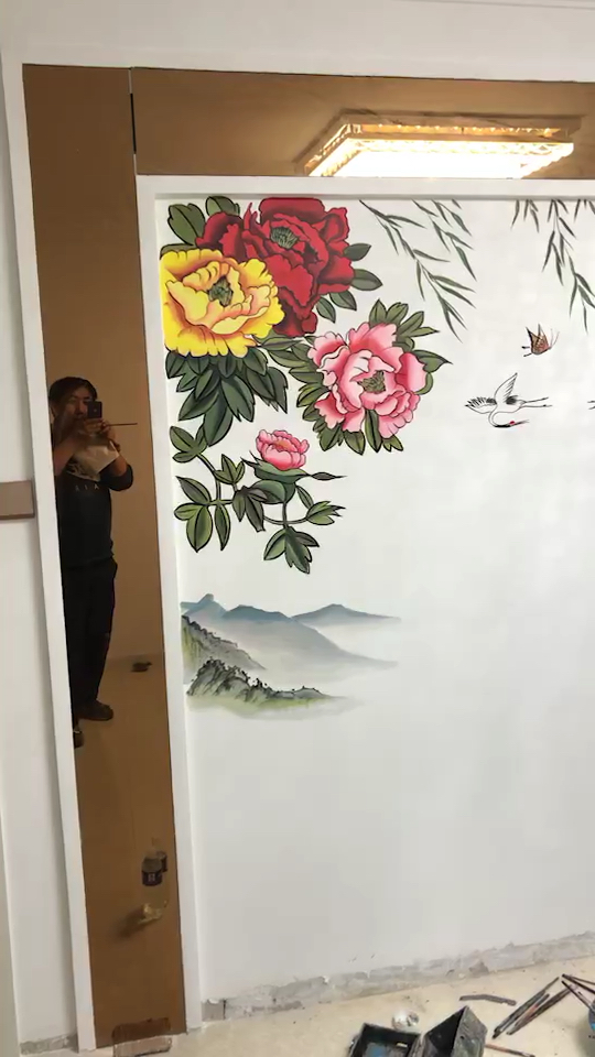 我手画的电视背景墙富贵花开,就是照着照片用铅笔在墙上打稿靠感觉找比例涂颜色手画的