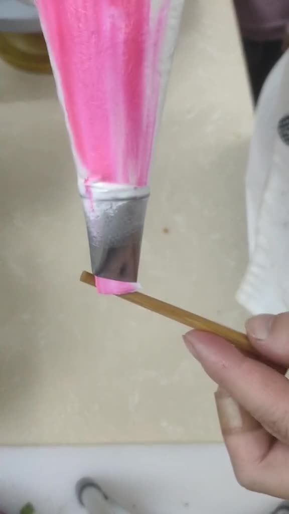 入门裱花第一步,奶油玫瑰花,你学会了吗?