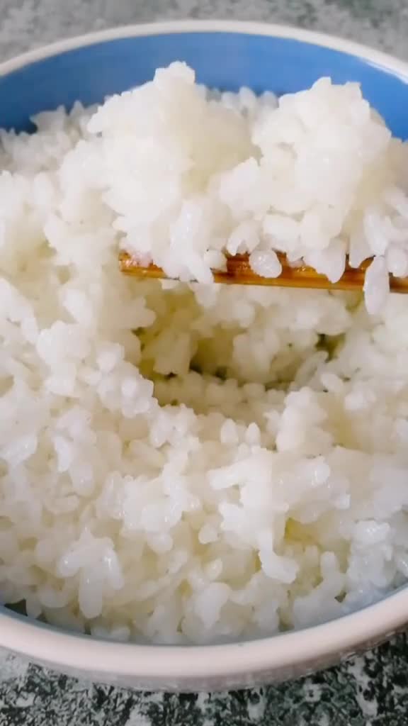 一个人时,为了省事就这样蒸米饭,锅都不用刷美食