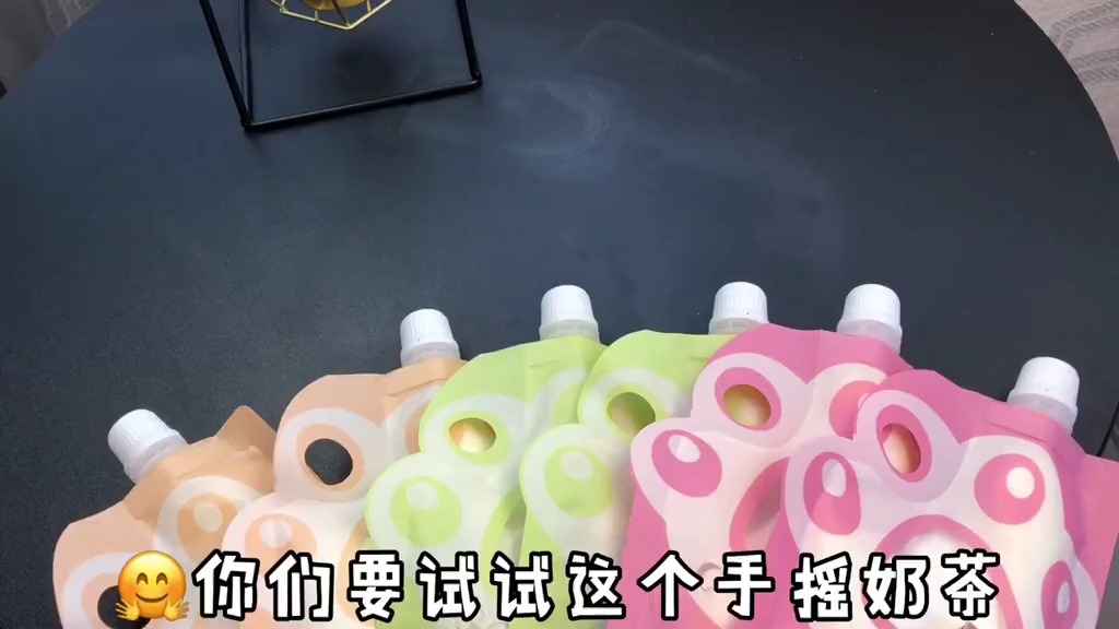 奶茶使我快乐呀!!直接加热水摇一摇就可以喝了,味道很