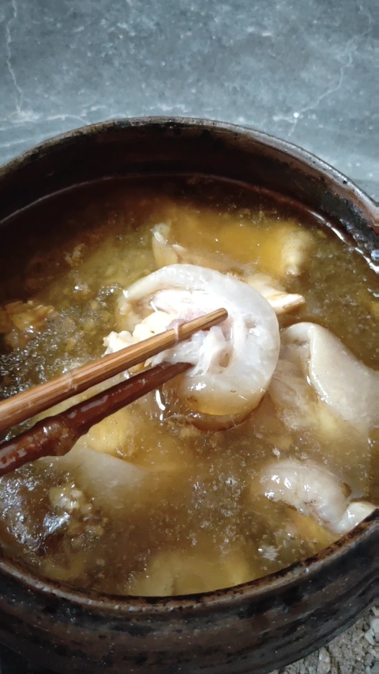 千岛湖特色烫瓶菜,炭火煨咸猪脚。猪脚是农家养土猪腌的……