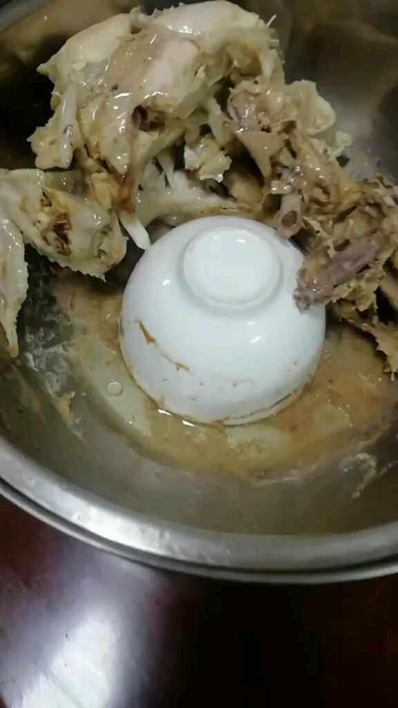 海马田七炖鸡汤,不分男女13-14岁适合吃,上面4两盐用沙布包着碗下面放点参
