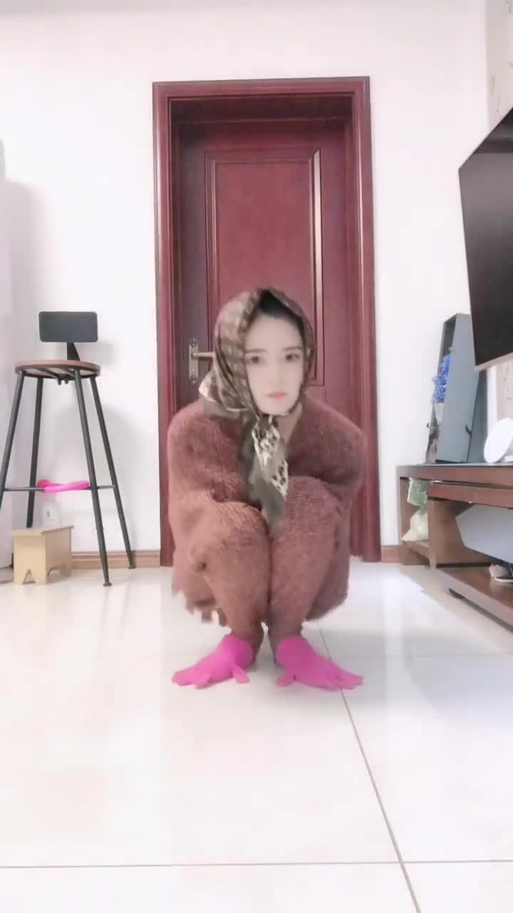 小姨第一次模仿母鸡下蛋,还挺像那么回事的!